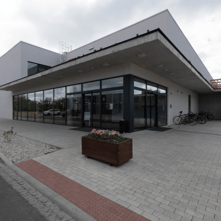 Obhliadnutie sa za realizáciou: dlažba pre nový bazén v Nymburku
